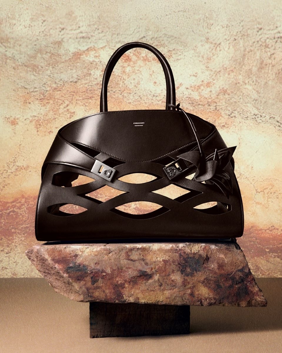 La Hug bag della capsule Back to Earth di Ferragamo (courtesy Ferragamo)