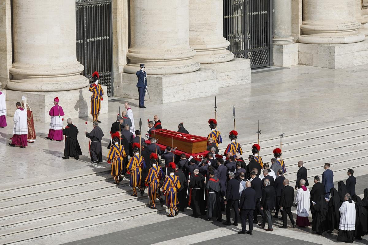 La bara con la salma di Papa Francesco