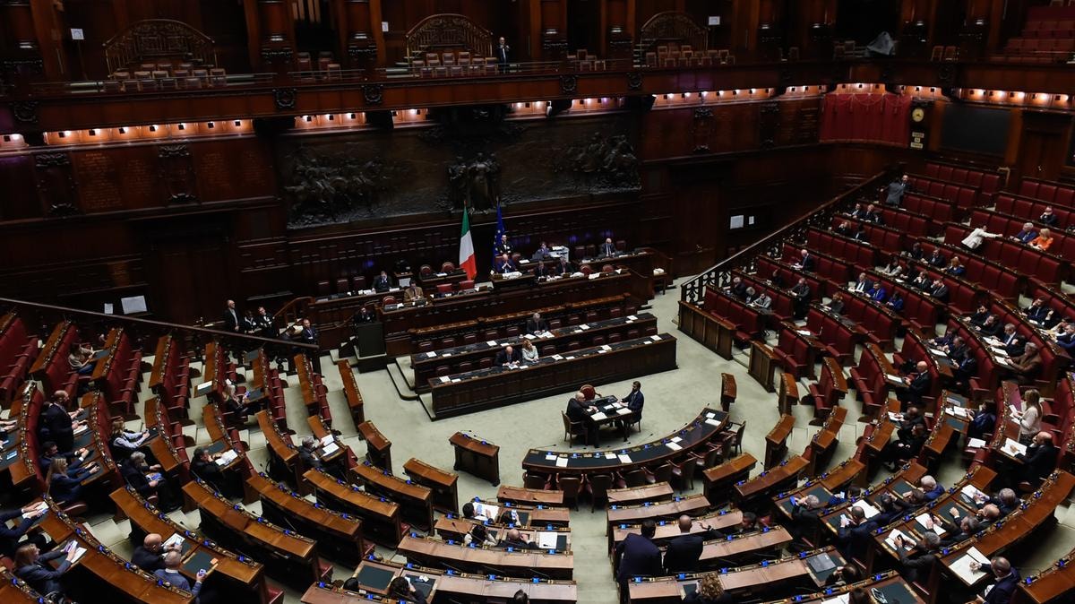 Il Parlamento si spacca anche nel ricordare Papa Francesco