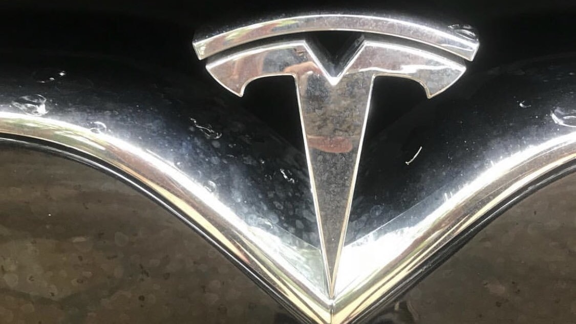 Tesla non si sente sicura in Italia, la top manager di Elon Musk cancella la partecipazione al summit EIIS di Roma