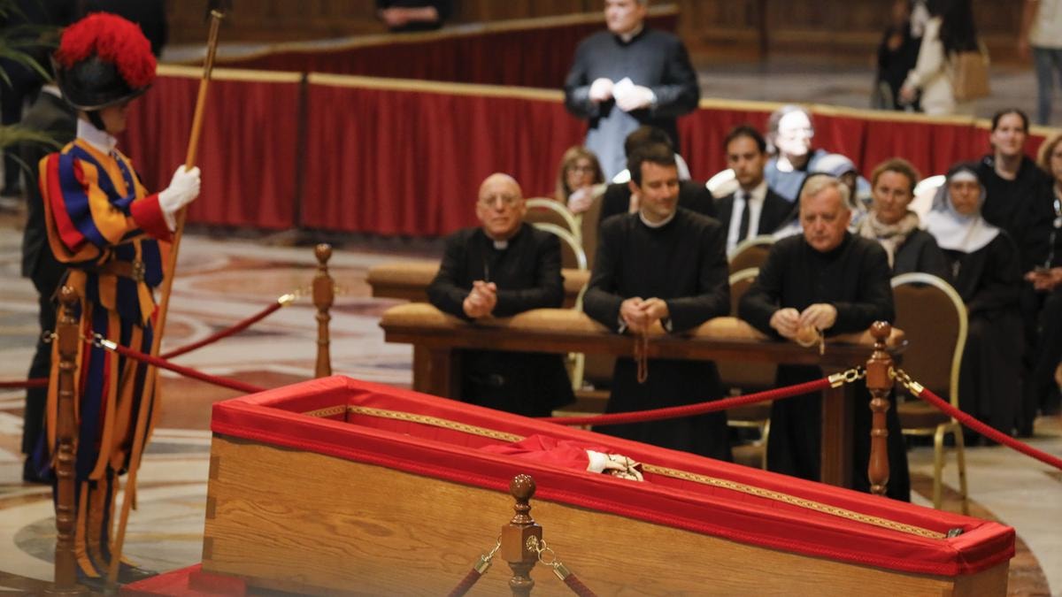 La salma di Papa Francesco esposta nella Basilica di San Pietro