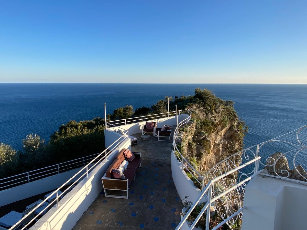 Villa del Presidente, l’hotel di charme sulla Costiera Amalfitana dove il mare entra in casa