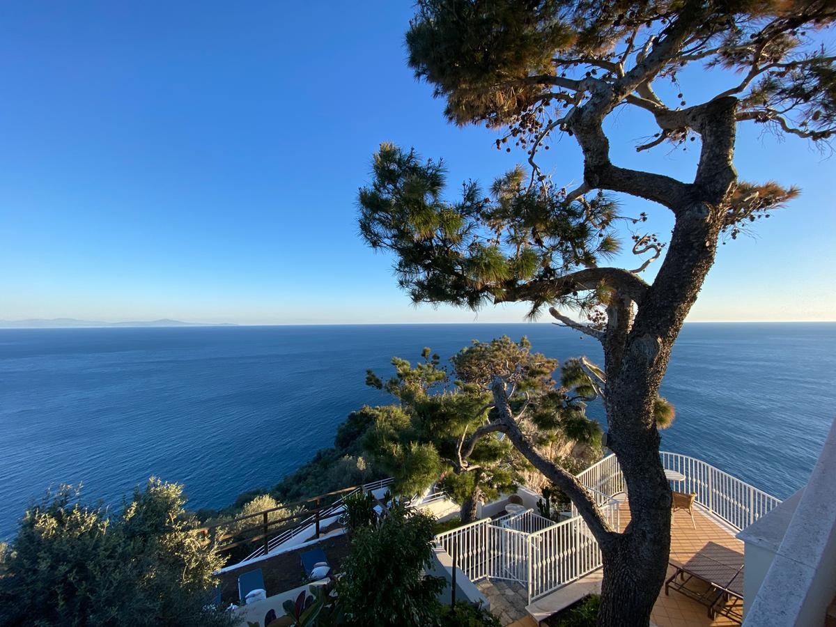 Villa del Presidente, l’hotel di charme sulla Costiera Amalfitana dove il mare entra in casa