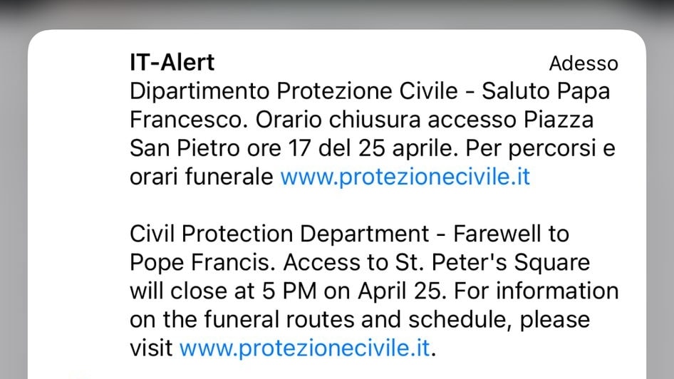 A Roma gli smartphone suonano in simultanea: è l’ IT-alert per i funerali di Papa Francesco