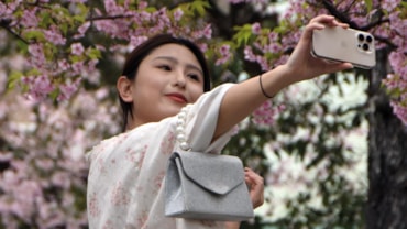 Un selfie tra i ciliegi del parco Ueno