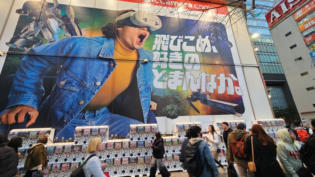 L'insegna di un megastore Bic Camera recita: "Tuffati nel cuore di ciò che ami"