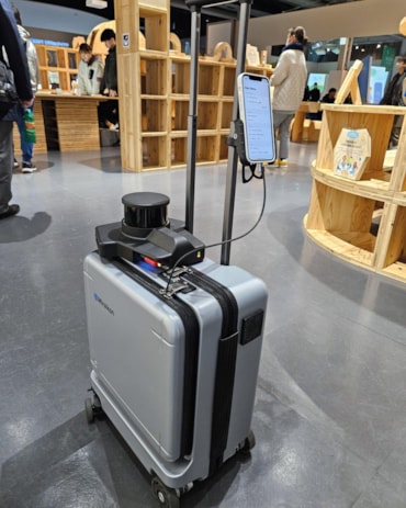Un selfie tra i ciliegi del parco UenoL'incrocio pedonale di Shibuya, il più trafficato del mondoUna sala del museo d'arte digitale teamLab PlanetsL'AI Suitcase la valigia-guida al Miraikan Museum