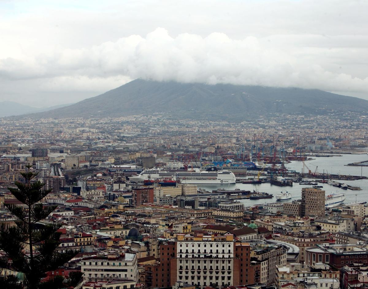 VEDUTA DEL PORTO DI NAPOLI CANTIERI DEL MEDITERRANEO