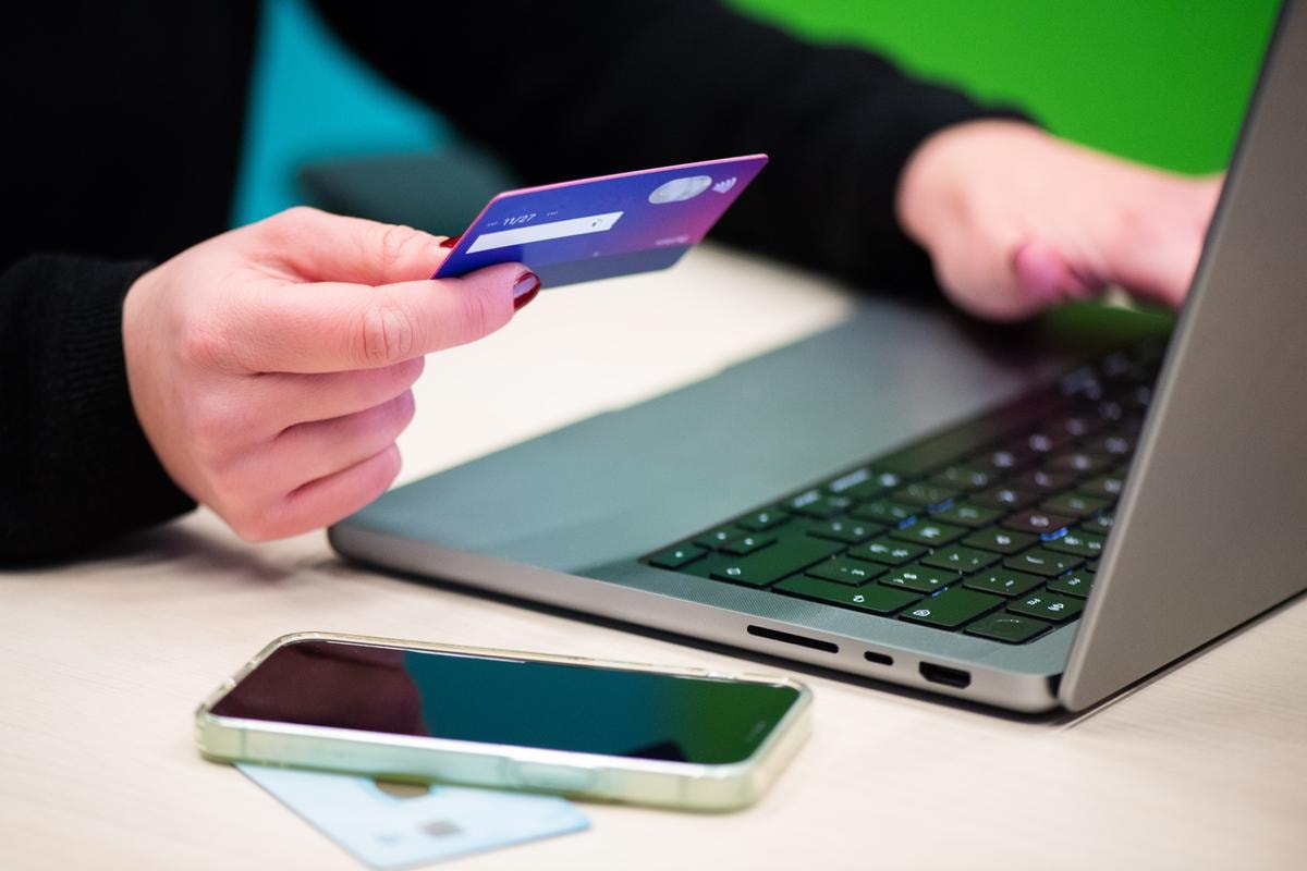 Shopping, quasi la metà degli italiani fa acquisti online: ecco cosa si compra di più a parte da 14 anni