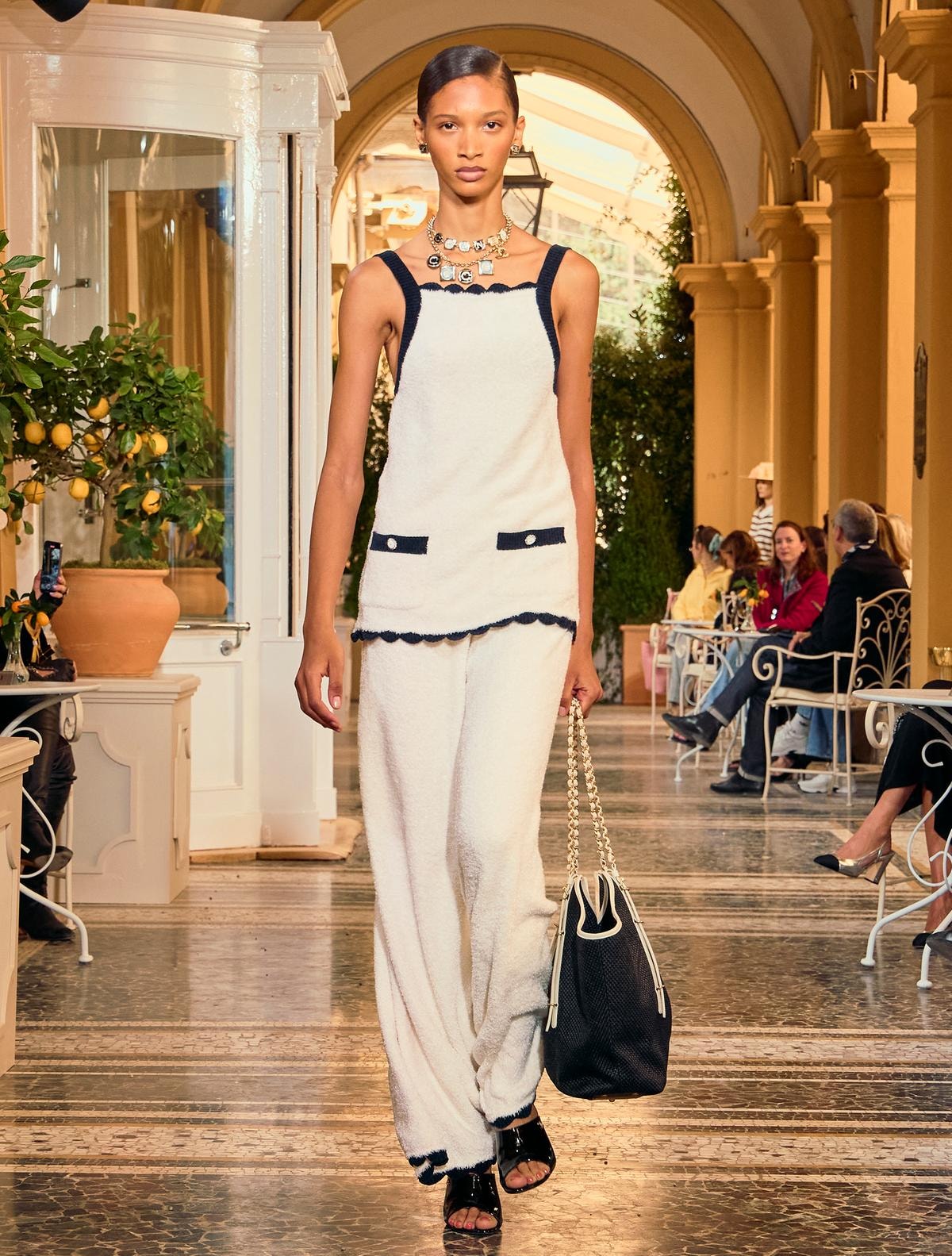Un look Chanel cruise 2025/26 (courtesy Chanel)