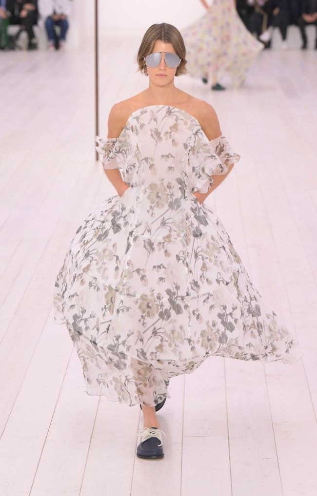 Un look Loewe spring-summer 2025 (ph Francesc Ten/MFF)