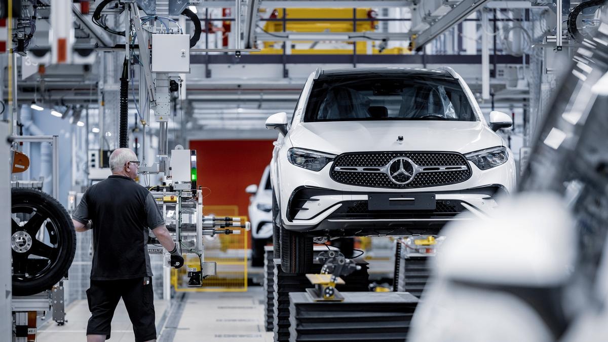 Auto, effetto dazi: Mercedes taglia la guidance. Bmw congela la produzione di veicoli elettrici negli Usa
