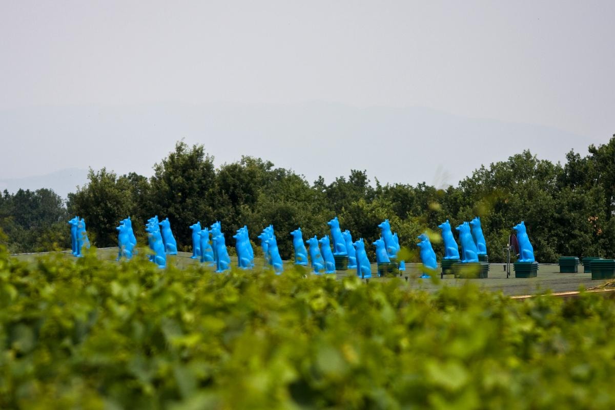 Blue Guardians del collettivo Cracking Art montano la guardia a Ca' del Bosco.