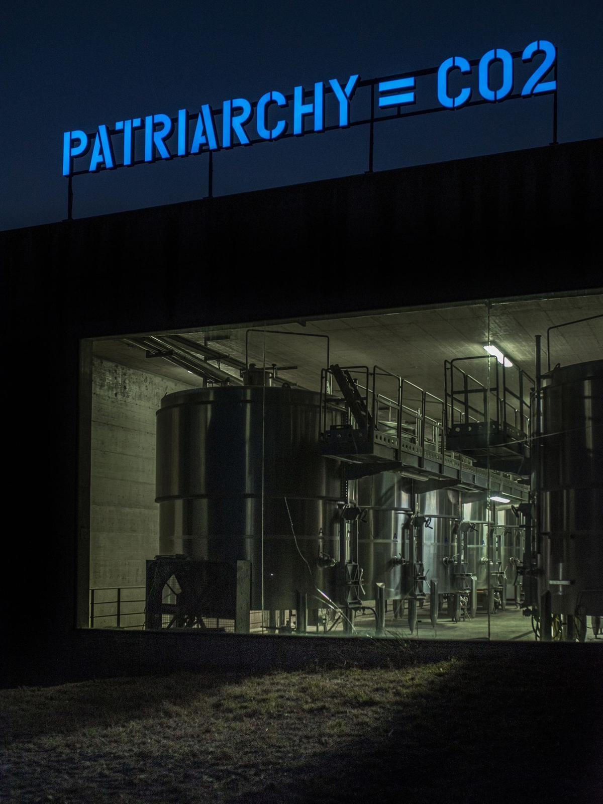 L'opera al neon di Claire Fontaine nella tenuta Buonivini a Noto di Planeta.