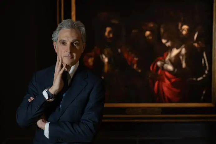 Michele Coppola, direttore delle Gallerie d'Italia, progetto museale di Intesa Sanpaolo. Alle sue spalle, un Caravaggio.