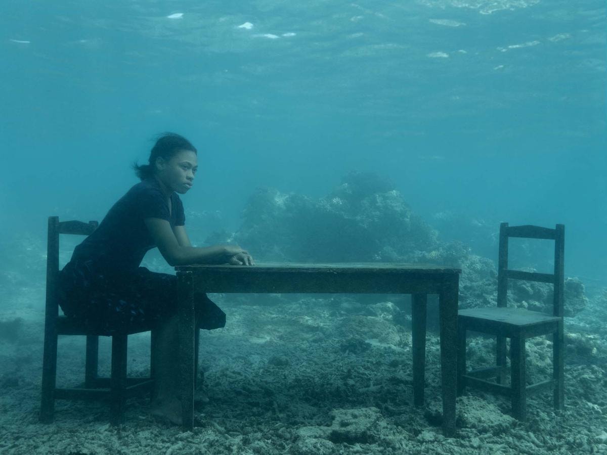 Serafina at Table, di Nick Brandt, vincitrice a MIA Photo Fair BNP Paribas 2025 del premio promosso dalla Banca, title sponsor della Fiera.
