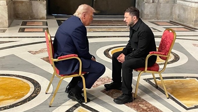 L'incontro tra Donald Trump e Volodymyr Zelensy a San Pietro