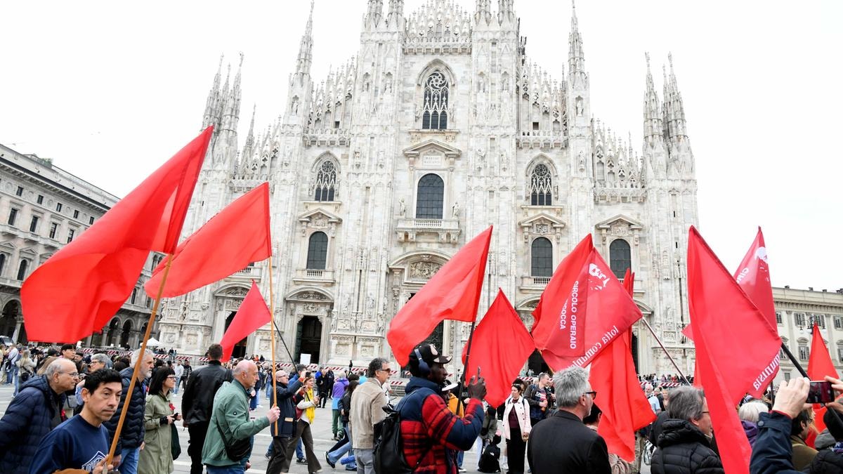 Il corteo del Primo maggio davanti al Duomo di Milano