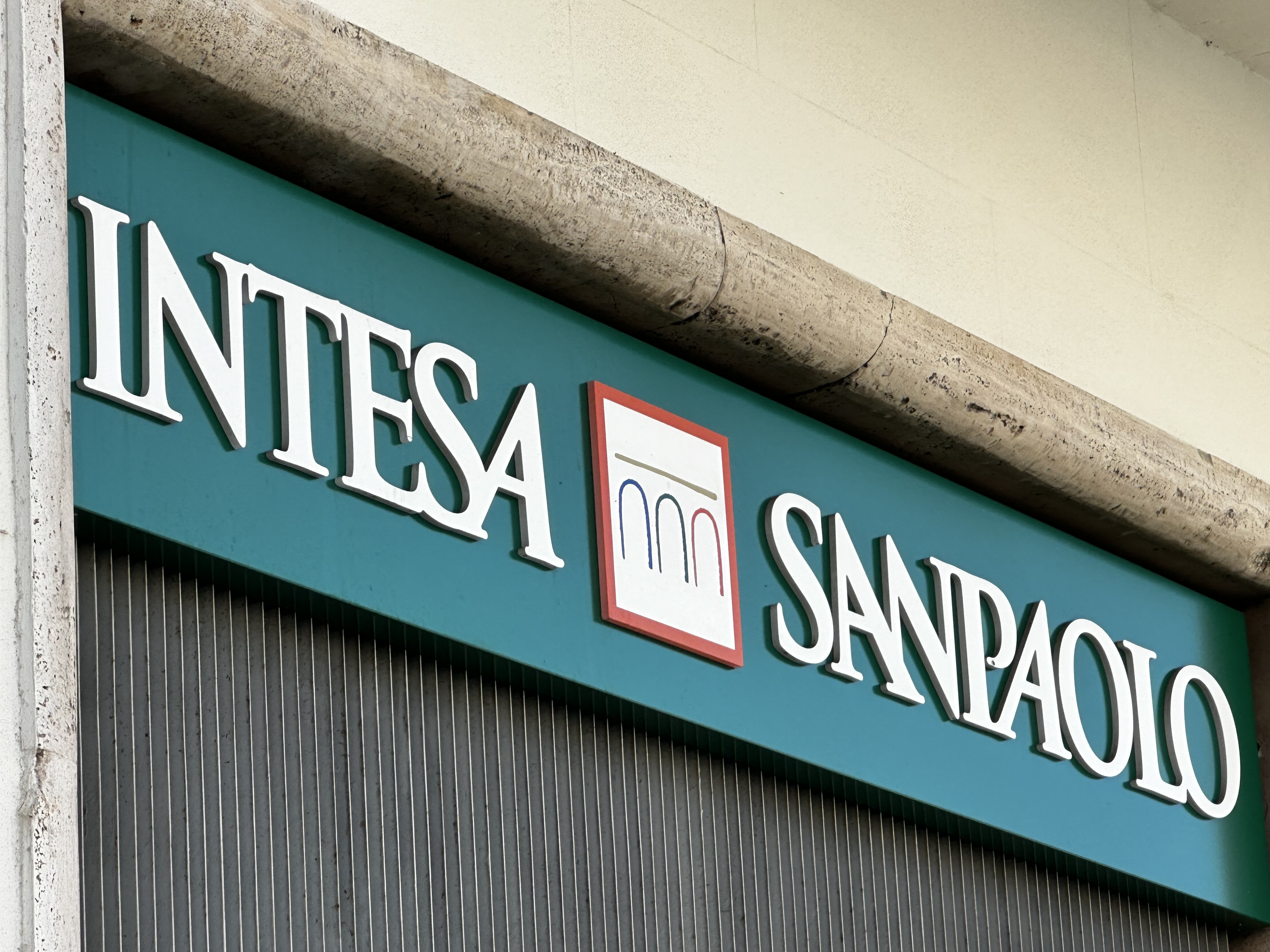 Cos'è successo oggi sui mercati: dai conti di Intesa Sanpaolo a Deliveroo che cambia proprietario