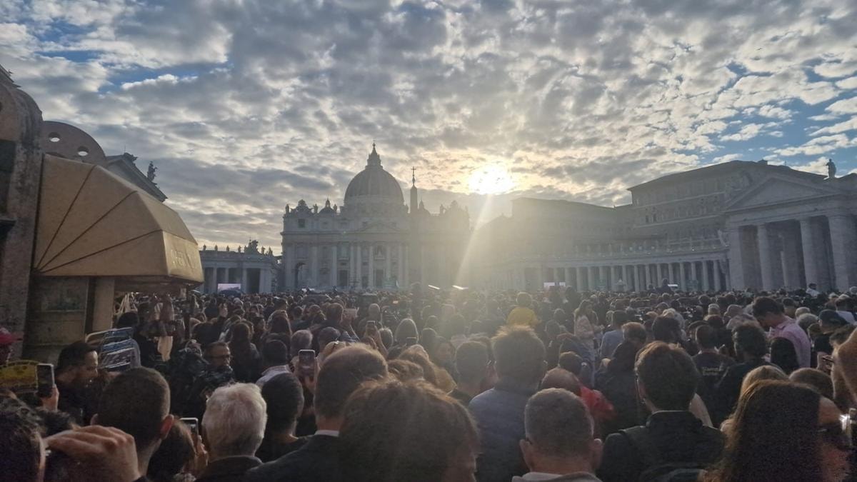 I fedeli in attesa della fumata