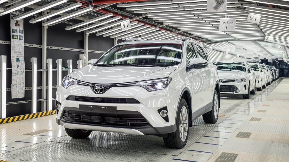 Toyota paga già l’effetto dazi: bruciati 1,3 miliardi di dollari in due mesi. La casa automobilistica rivede le stime 