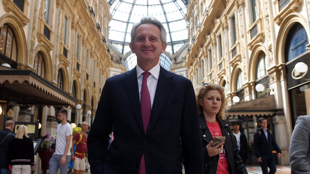 Mediobanca, il ceo Alberto Nagel e l'arbitro-giocatore Giorgia Meloni