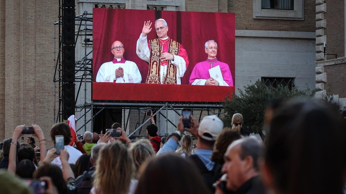 Leone XIV alla sua prima uscita a San Pietro, l'8 maggio 2025