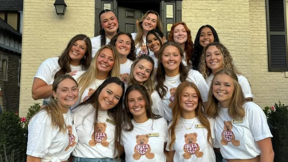 Usa, la confraternita tutta al femminile che lotta contro i tagli di bilancio decisi da Trump