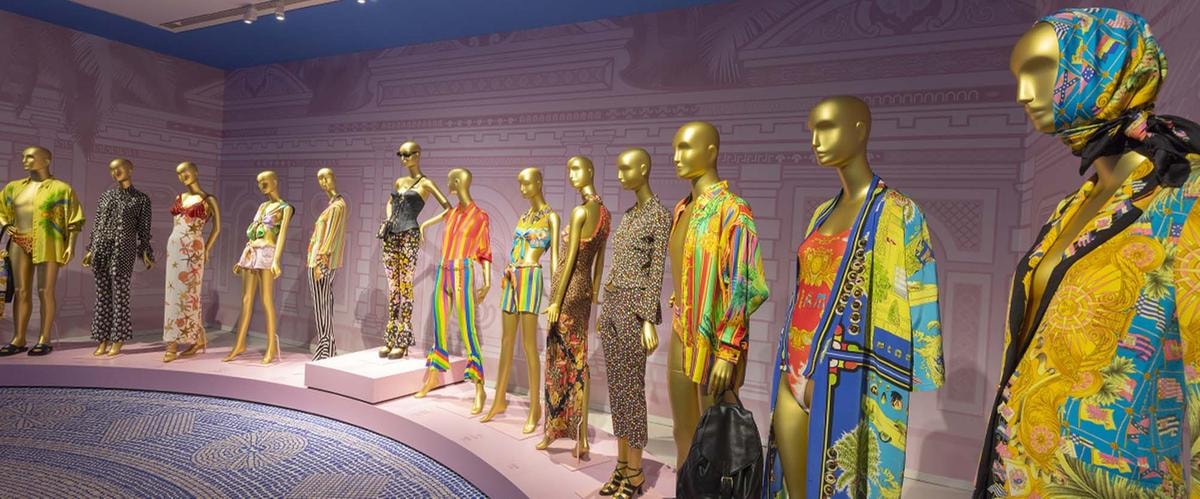 Londra rende omaggio a Gianni Versace con una mostra che intreccia haute couture, storia della moda e cultura pop