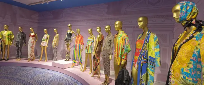 Londra rende omaggio a Gianni Versace con una mostra che intreccia haute couture, storia della moda e cultura pop