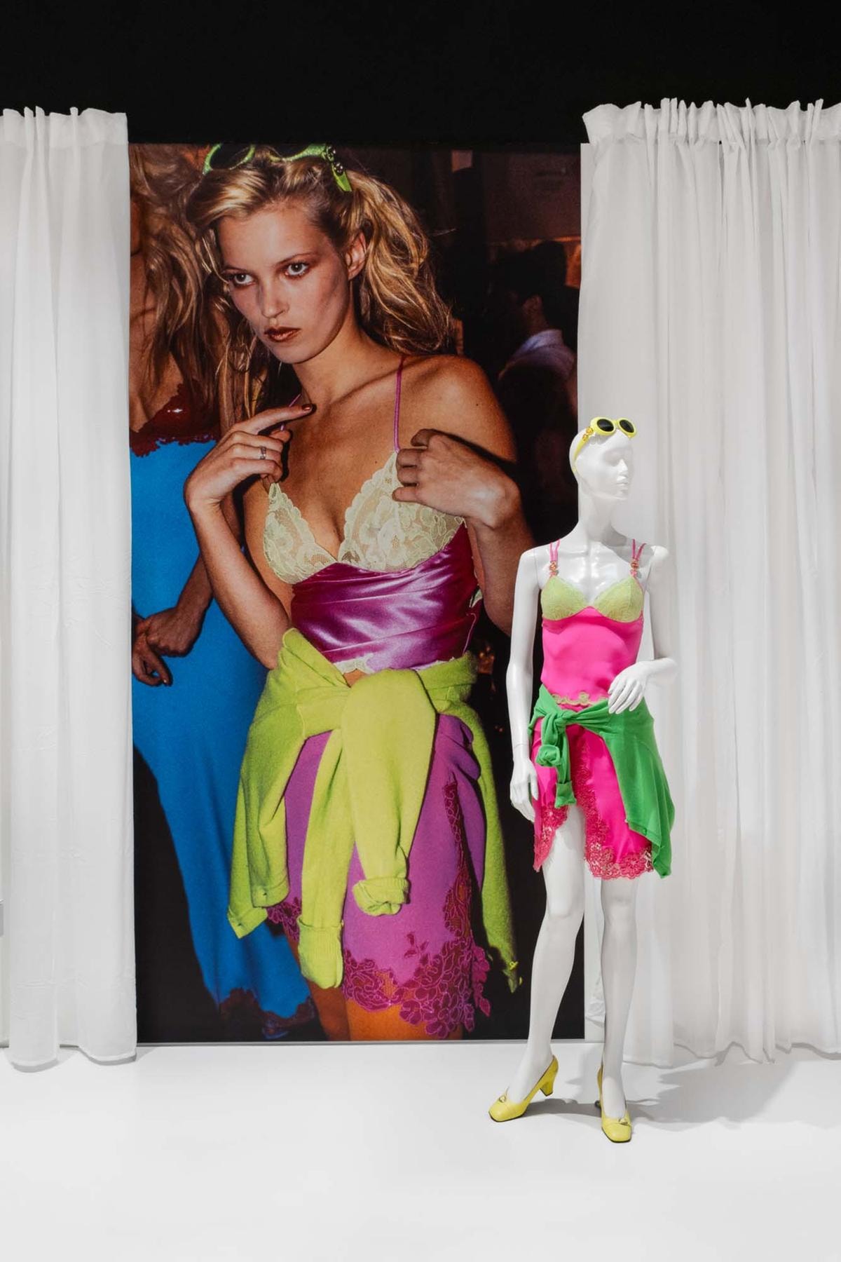 Londra rende omaggio a Gianni Versace con una mostra che intreccia haute couture, storia della moda e cultura pop