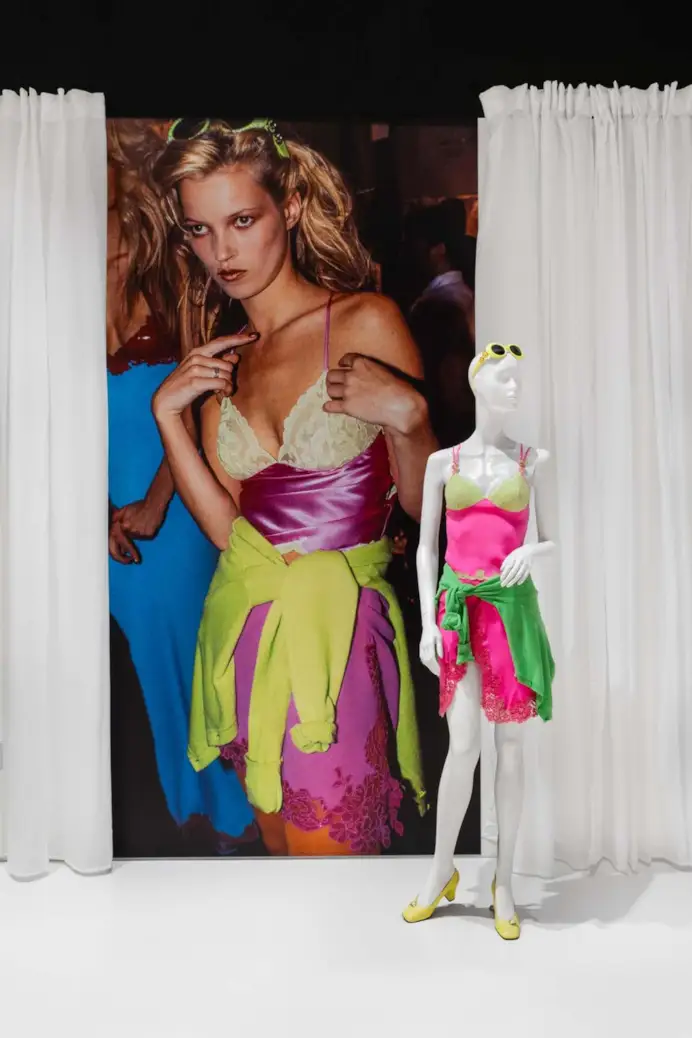 Londra rende omaggio a Gianni Versace con una mostra che intreccia haute couture, storia della moda e cultura pop
