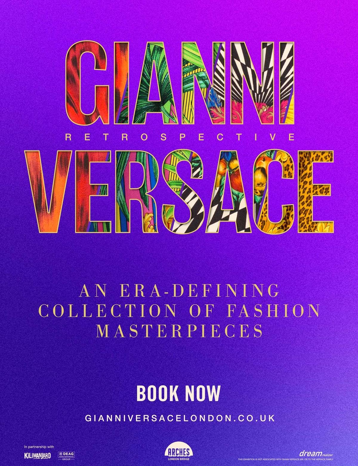 Londra rende omaggio a Gianni Versace con una mostra che intreccia haute couture, storia della moda e cultura pop
