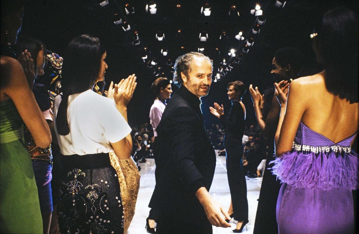 Londra rende omaggio a Gianni Versace con una mostra che intreccia haute couture, storia della moda e cultura pop