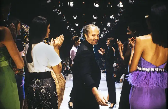 Londra rende omaggio a Gianni Versace con una mostra che intreccia haute couture, storia della moda e cultura pop