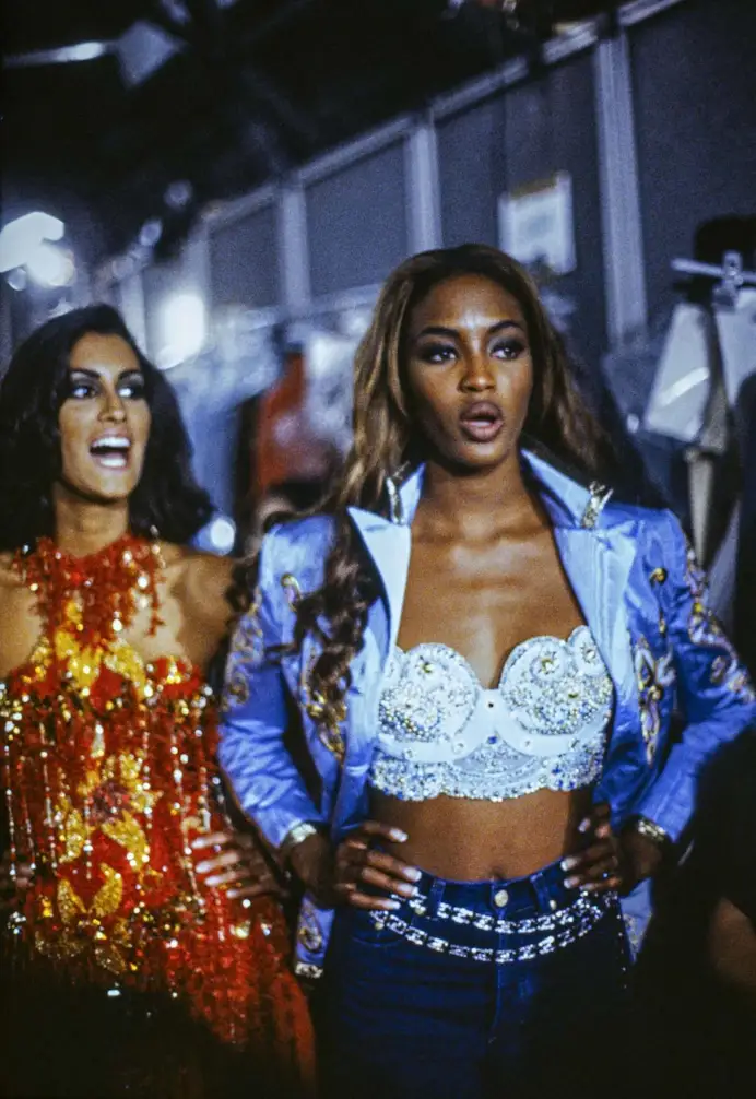 Londra rende omaggio a Gianni Versace con una mostra che intreccia haute couture, storia della moda e cultura pop