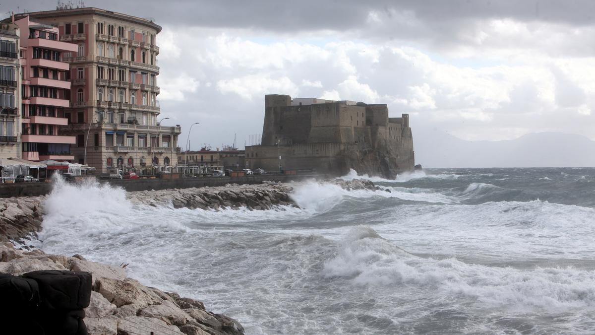 Le onde si infrangono sul lungomare di Napoli
