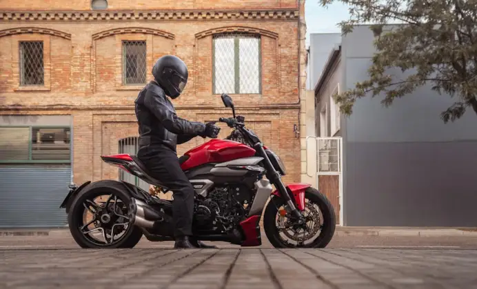 Due mondi, un’unica emozione: BMW R 12 S e Ducati XDiavel V4, affinità elettive su due ruote