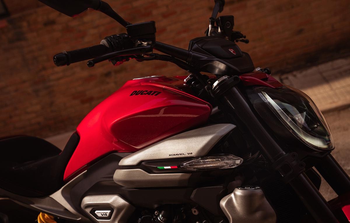 Due mondi, un’unica emozione: BMW R 12 S e Ducati XDiavel V4, affinità elettive su due ruote
