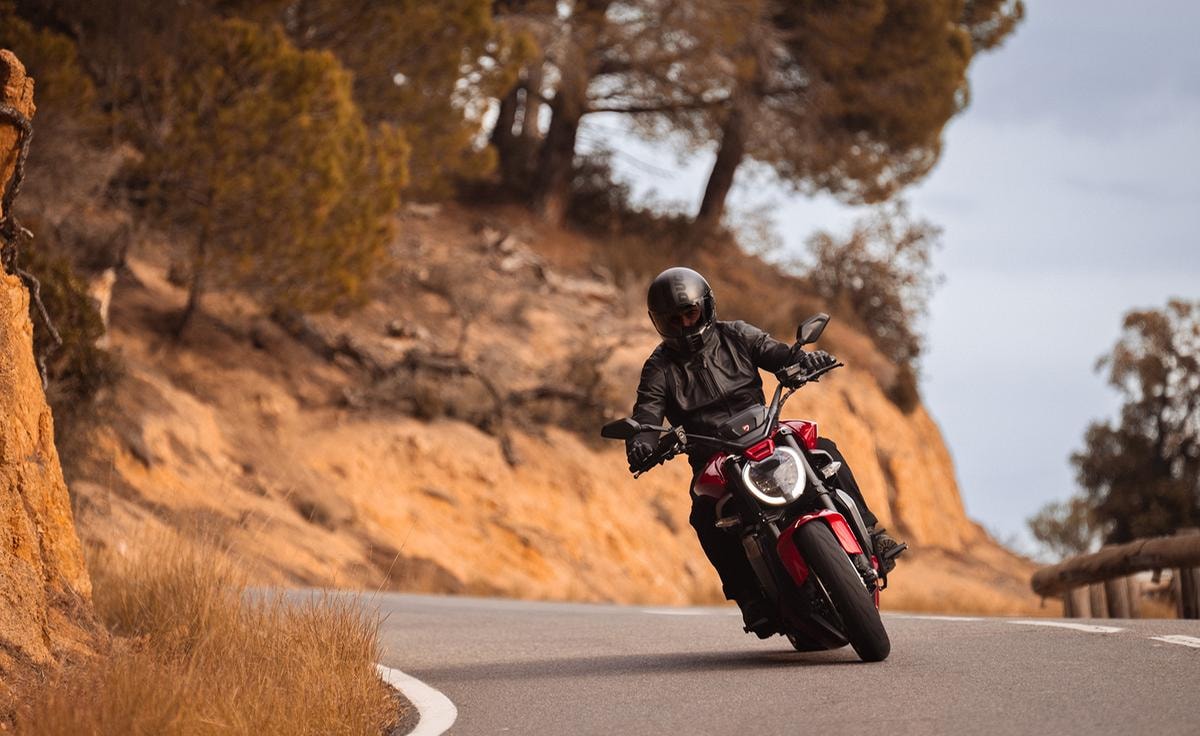 Due mondi, un’unica emozione: BMW R 12 S e Ducati XDiavel V4, affinità elettive su due ruote