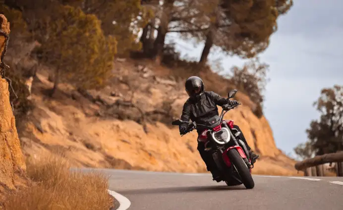 Due mondi, un’unica emozione: BMW R 12 S e Ducati XDiavel V4, affinità elettive su due ruote