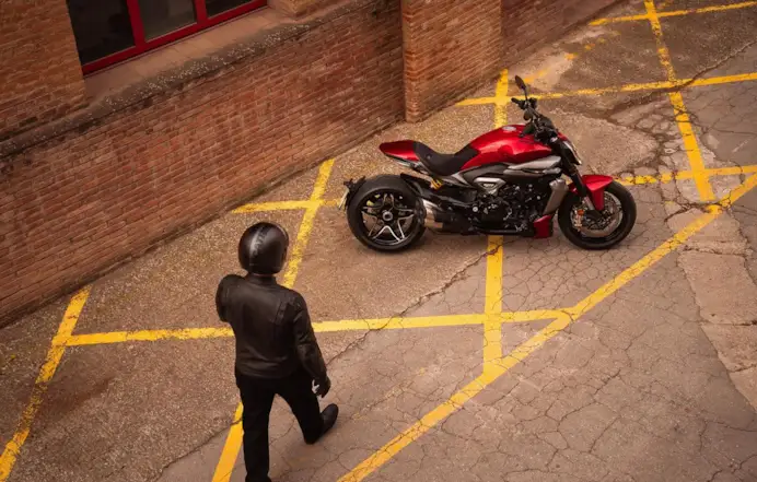 Due mondi, un’unica emozione: BMW R 12 S e Ducati XDiavel V4, affinità elettive su due ruote