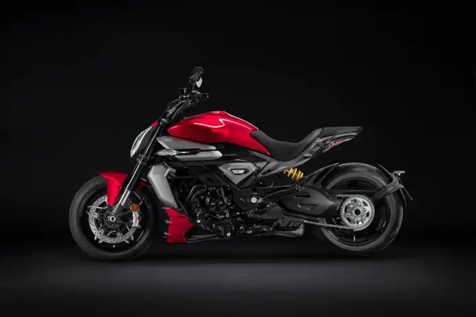 Due mondi, un’unica emozione: BMW R 12 S e Ducati XDiavel V4, affinità elettive su due ruote