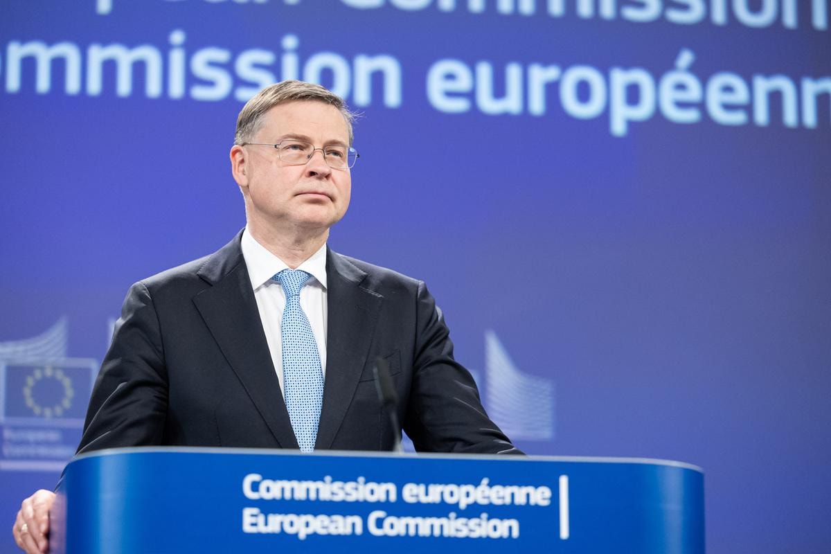 Ue, i dazi di Donald Trump frenano il pil: l’economia europea pronta a ripartire solo dal 2026
