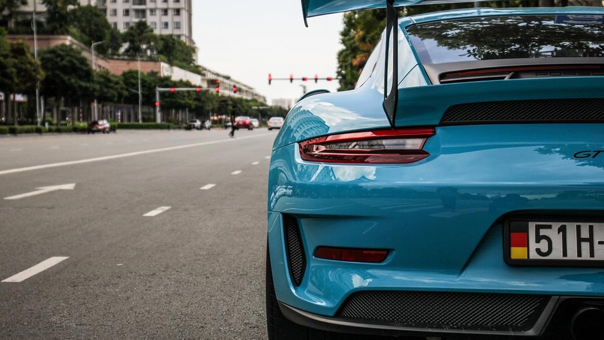 Porsche ha cercato di essere sia Ferrari che Mercedes. Ma con la guerra commerciale, fatica a essere l’uno o l’altro