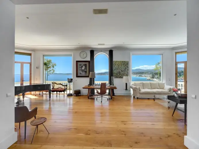 La villa di Sean Connery a Nizza è di nuovo sul mercato immobiliare. Con uno grosso sconto