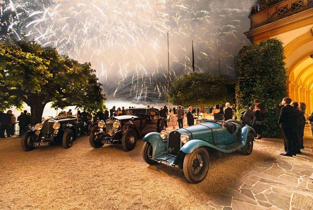 Da sinistra, la  Bentley 4.5 litri Blower Drophead  del 1927, la Rolls-Royce 40/50 HP Phantom II Continental  Fixed Head  Coupé del 1933 e l’Alfa Romeo 8C 2300 Spider del 1932.