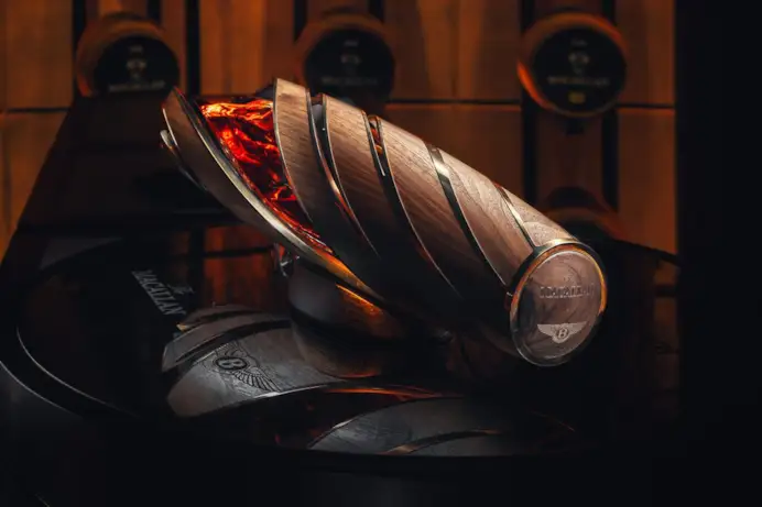 Il legno del decanter è nello stesso rovere in cui matura Macallan.