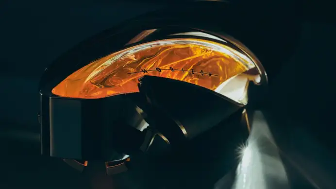 La scritta in allumino Horizon si staglia sulla bottiglia di cristallo.