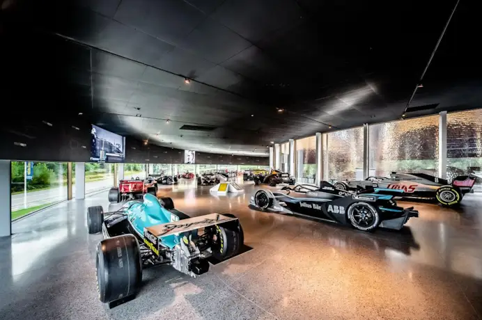 Dallara Lounge a The Mall Sanremo: per vivere l’adrenalina del Made in Italy in pista e in boutique